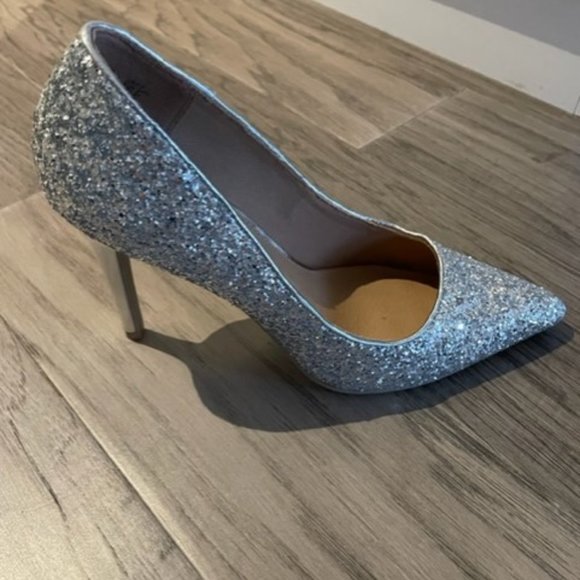 Glamorous Silver Sequined 4" Heels - Size 7 (but fit like a 7 1/2) - Picture 5 of 6